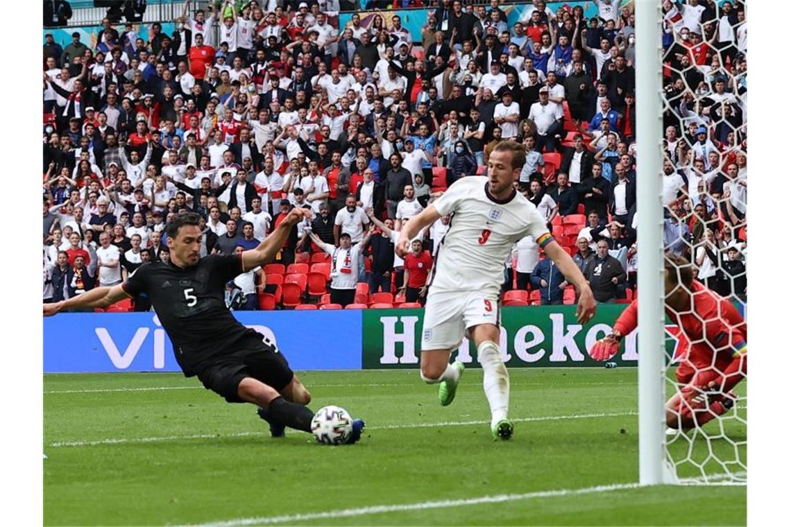 Mats Hummels (l) klärt vor Englands einschussbereiten Kane (M) und Keeper Manuel Neuer. Foto: Christian Charisius/dpa