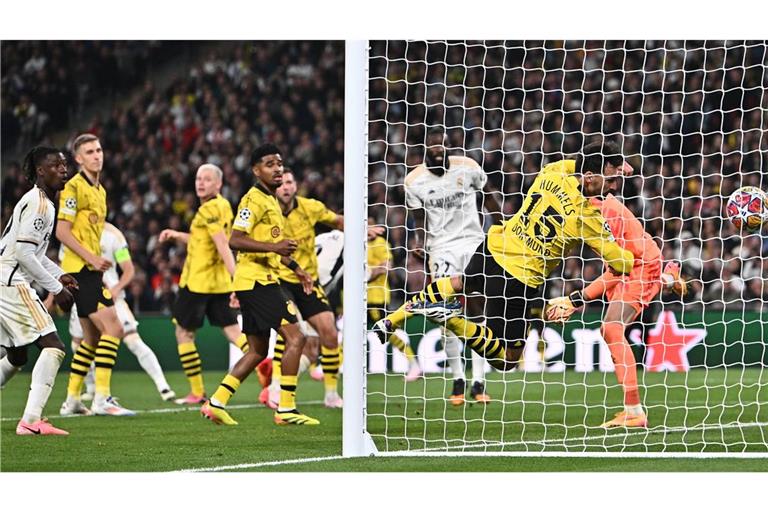 Mats Hummels (Rechts) kann den Einschlag zum zwischenzeitlichen 1:0 für Real Madrid nicht mehr verhindern.