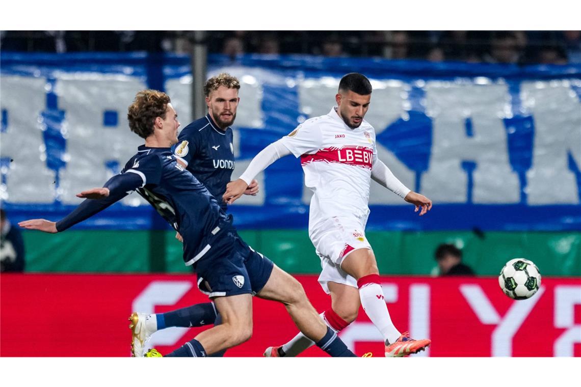 Mats Pannewig vom VfL Bochum im Zweikampf mit Deniz Undav vom VfB Stuttgart.