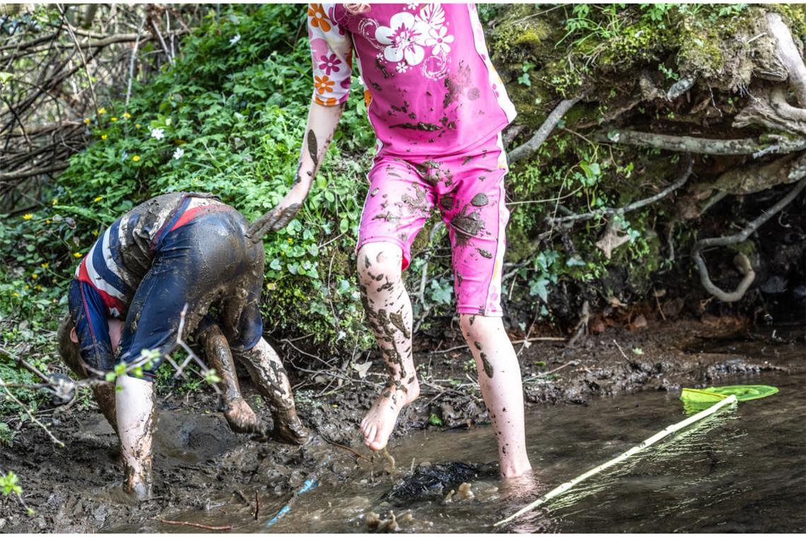 Matschflecken entfernen leicht gemacht. Erfahren Sie, wie Sie in 3 einfachen Schritten Schlammflecken aus Ihrer Kleidung entfernen. Schonend und effektiv.