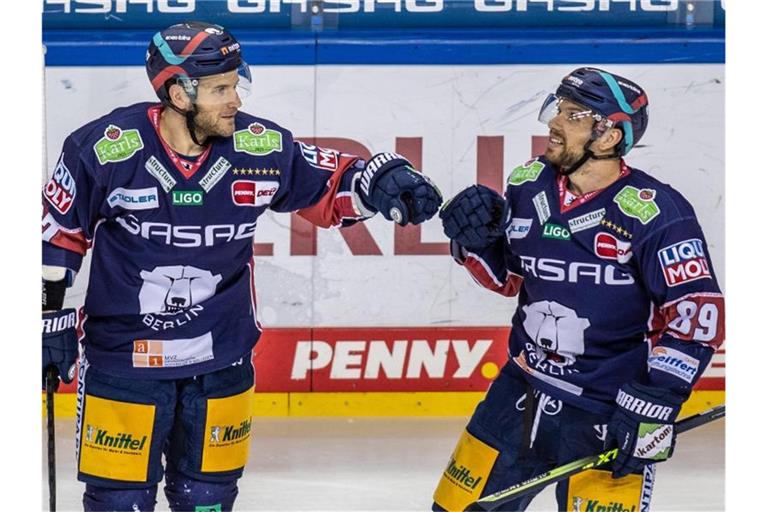 Matt White (l) klatscht nach seinem Treffer zum 3:2 gegen Ingolstadt mit Teamkollege Zach Boychuk von den Eisbären ab. Foto: Andreas Gora/dpa