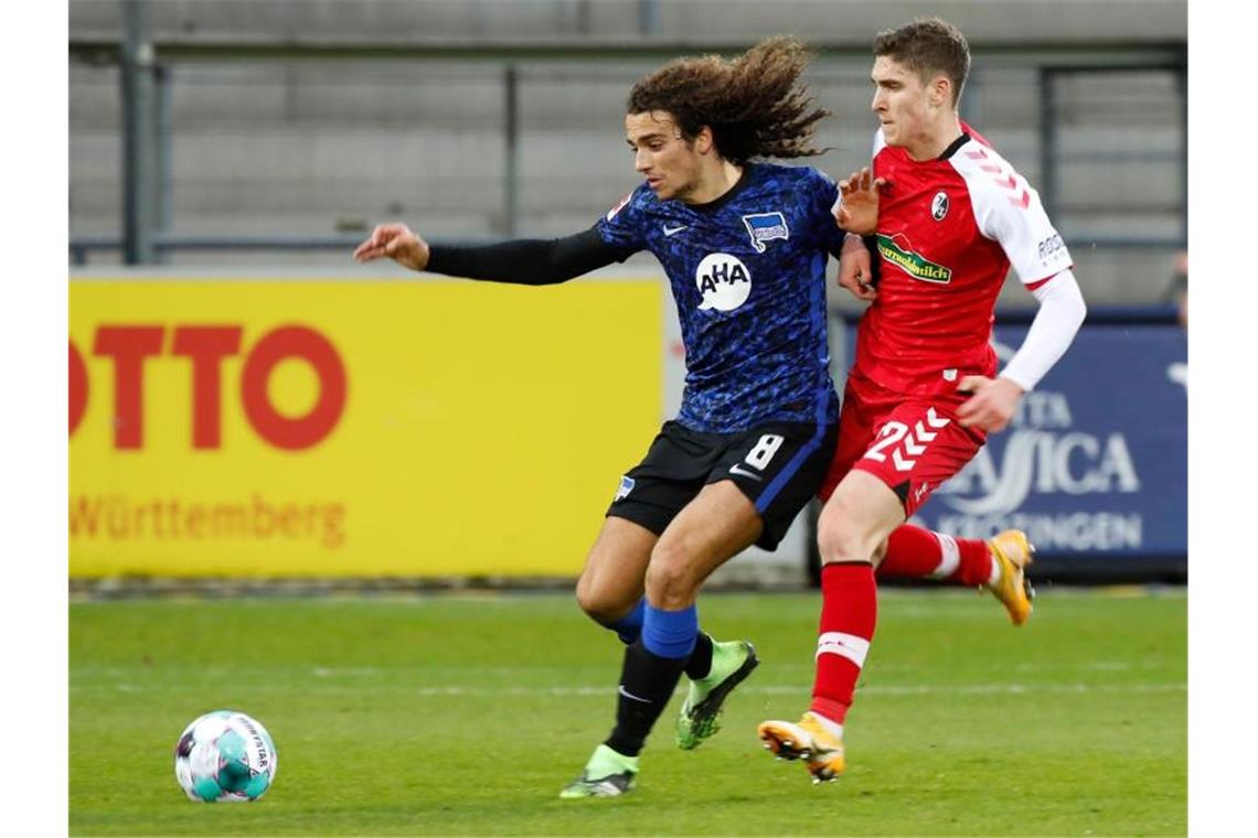 Mattéo Guendouzi von Hertha BSC und Roland Sallai vom SC Freiburg (l-r.) bemühen sich um den Ball. Foto: Philipp von Ditfurth/dpa