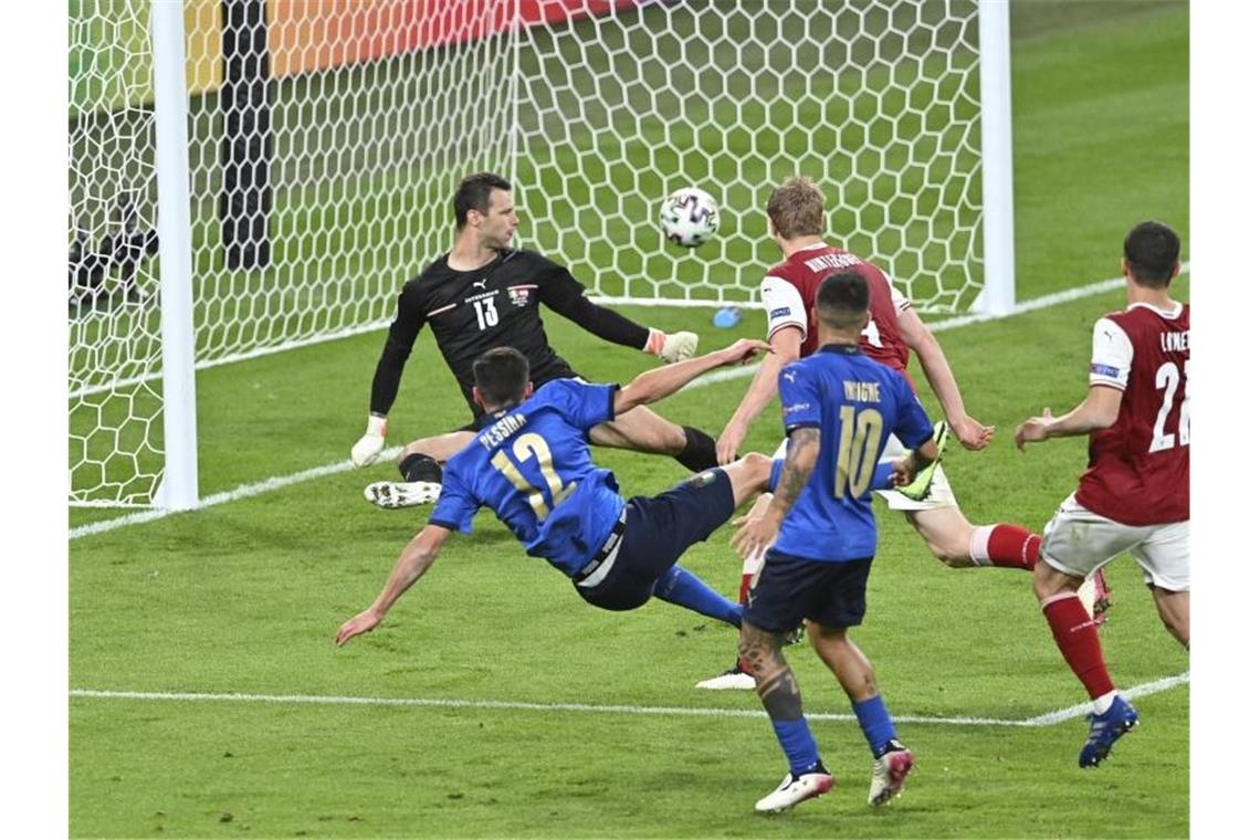 In der Verlängerung: Joker bringen Italien ins Viertelfinale Matteo Pessina (2.v.l) erhöhte auf 2:0. Foto: Justin Tallis/AFP Pool/AP/dpa