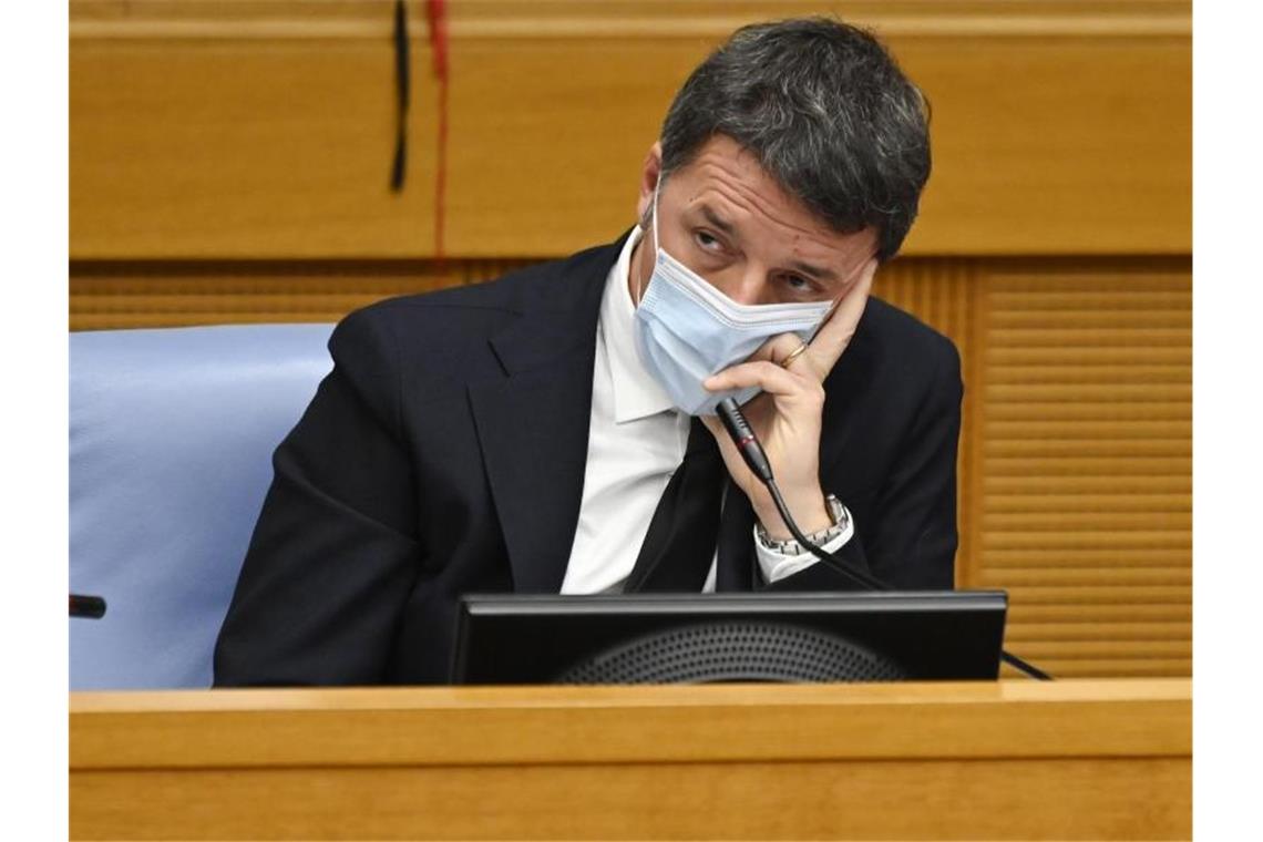 Matteo Renzi, Chef der in Italien mitregierenden Partei Italia Viva, hält eine Pressekonferenz in der Abgeordnetenkammer in Rom ab. Foto: Alberto Pizzoli/POOL AFP/dpa