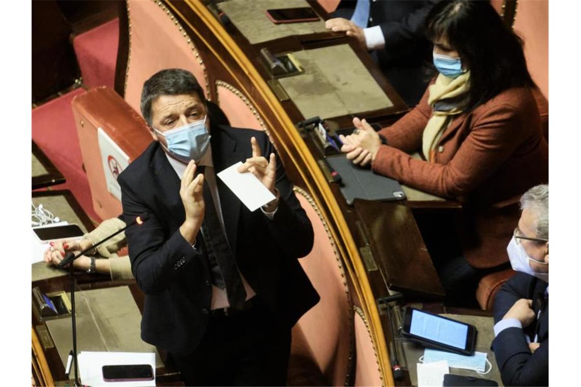Matteo Renzi (l) spricht bei einer Abstimmung im italienischen Senat. Foto: Mauro Scrobogna/LaPresse via ZUMA Press/dpa