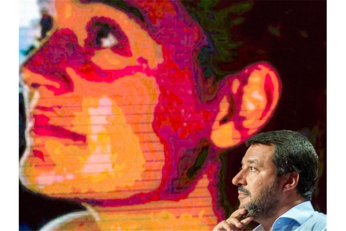 Ermittlungen gegen deutsche Sea-Watch-Kapitänin Matteo Salvini, Innenminister von Italien, in einer TV-Sendung. Auf der Monitorwand im Hintergrund ist die Kapitänin des Rettungsschiffs „Sea Watch 3“ eingeblendet. Foto: Carlo Cozzoli/LaPresse via ZUMA Press