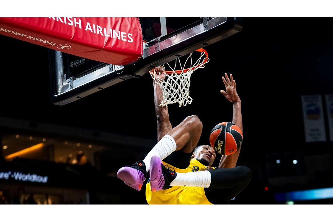 Bilder des Tages Matteo Spagnolo von Alba Berlin macht einen Dunking.