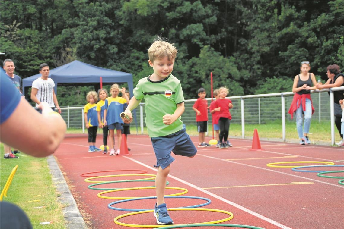 Mattes Frankenberger feierte bei seinem ersten Leichtathletik-Wettkampf ein hüpfendes Debüt. Die Reifen in der Pendelstaffel waren eine Aufgabe, bei der Schnelligkeit und Geschicklichkeit gefragt sind. Spielerisch soll Kindern der Spaß an der Leichtathletik vermittelt werden. Foto: M. Clauss