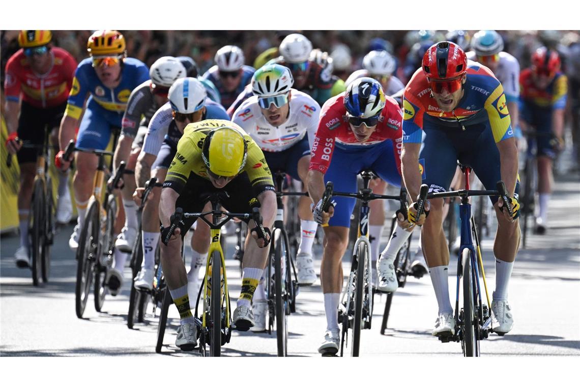 Matthew Brennan (l) gewinnt den Massensprint der ersten Etappe der Deutschland Tour vor Jonathan Milan.