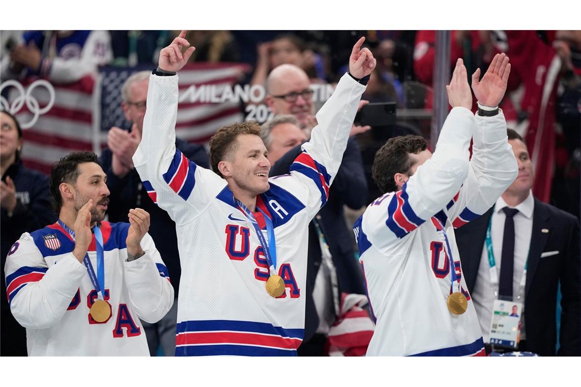 Matthew Tkachuk (Mitte) vom Team USA bejubelt mit seinen Mitspielern die Goldmedaille bei den Olympischen Winterspielen 2026.
