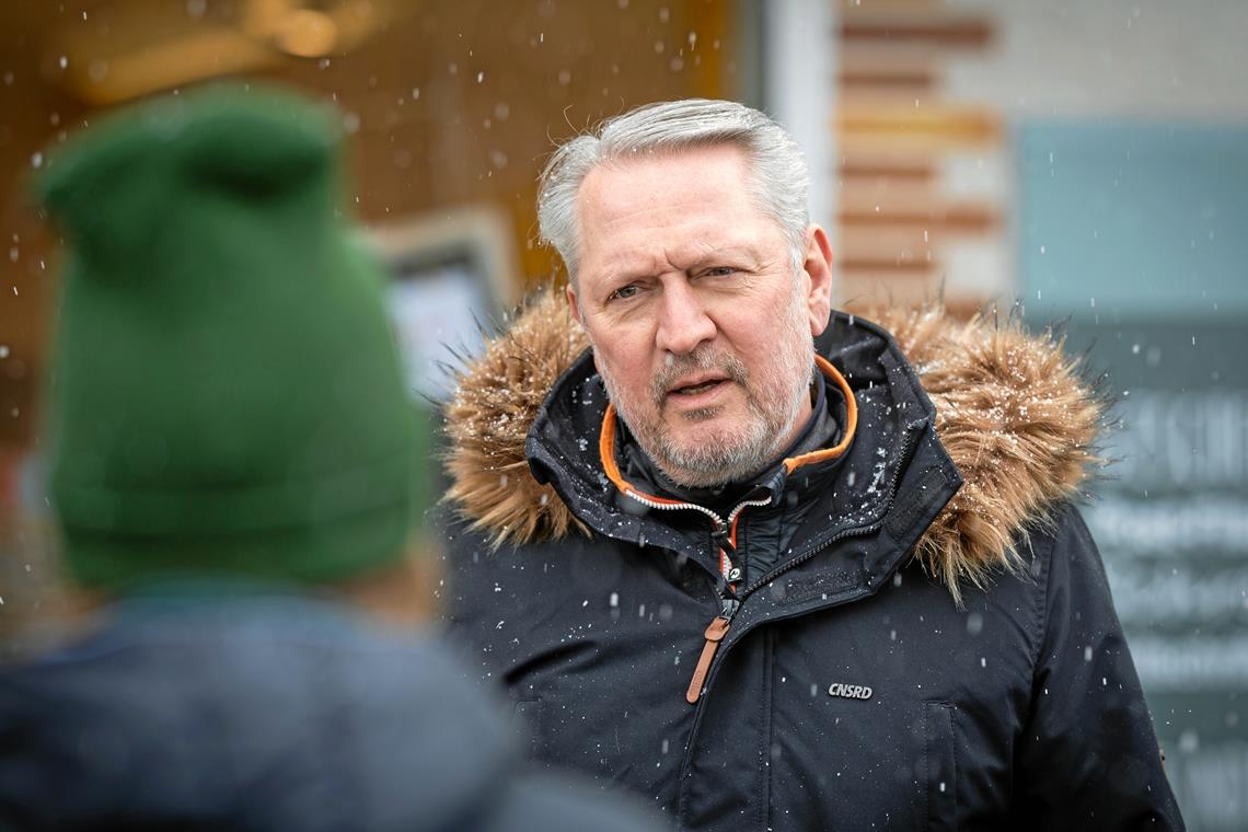 Matthias Bacher im Gespräch an seinem Infostand vor Schramm’s Lädle in Auenwald-Lippoldsweiler. Foto: A. Becher