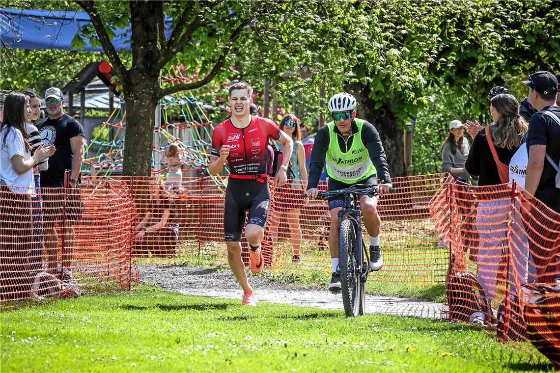 Matthias Betz läuft Seite an Seite mit dem Führungsfahrrad dem Ziel entgegen.