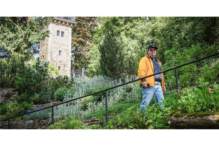 Matthias Busch vom Geschichtsverein Pro Alt-Cannstatt im eher unbekannten Daimler-Garten in Bad Cannstatt. Die Anlage wurde einst vom Stuttgarter Landschaftsarchitekten Albert Lilienfein entworfen und gebaut.