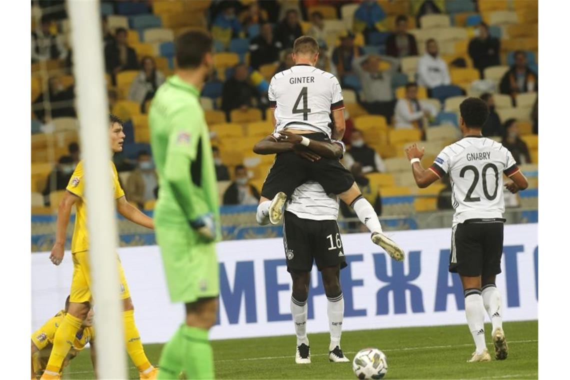 Matthias Ginter (M.) traf in Kiew zur Führung. Foto: Efrem Lukatsky/AP/dpa