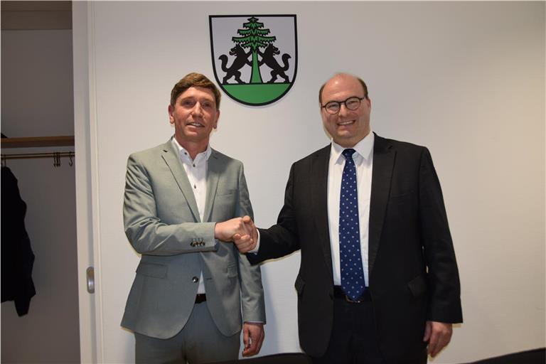 Matthias Glassl wird von Murrhardts Bürgermeister Armin Mößner begrüßt. Foto: Elisabeth Klaper