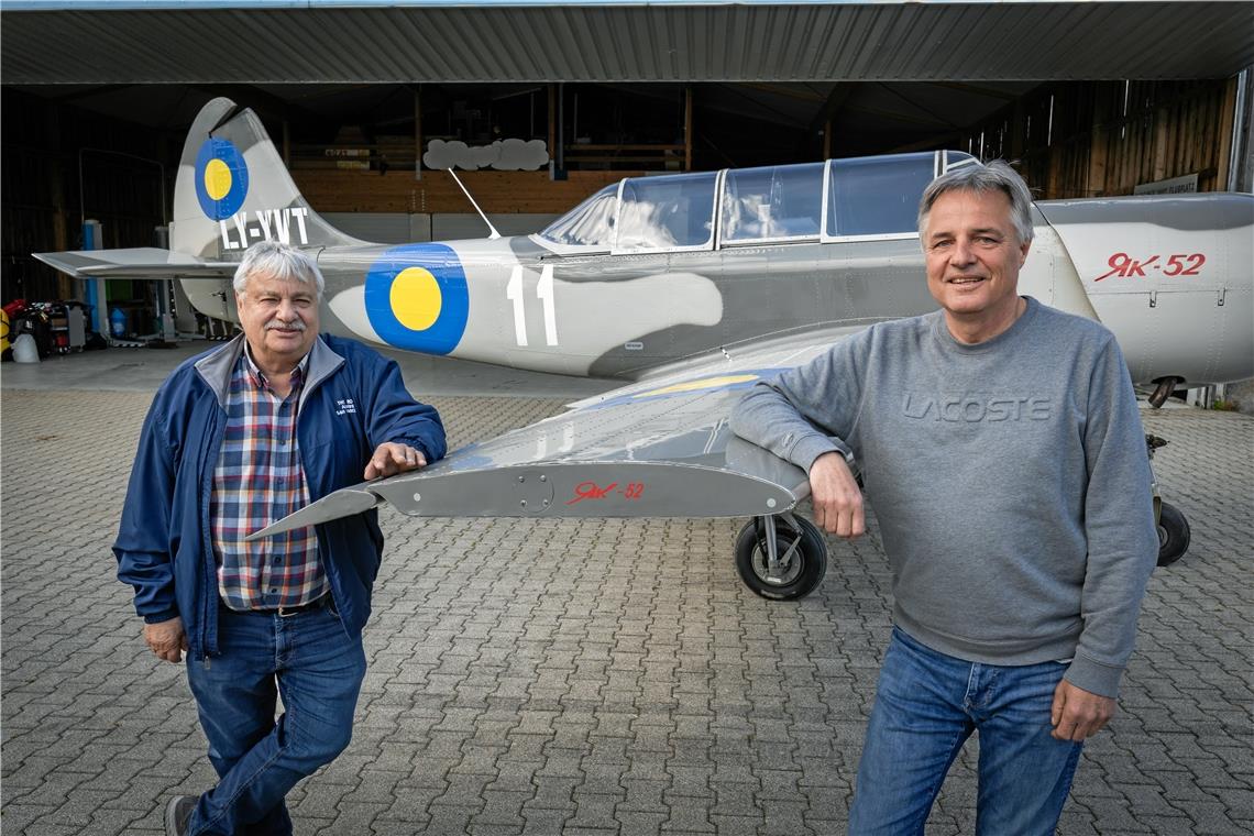 Der Stern hat sich erst mal erledigt Matthias Greber (rechts) und Günter Ziegler auf dem Hangar in Heiningen. Ihre Aktion wendet sich nicht gegen Russen, aber gegen den Krieg Putins gegen die Ukraine.