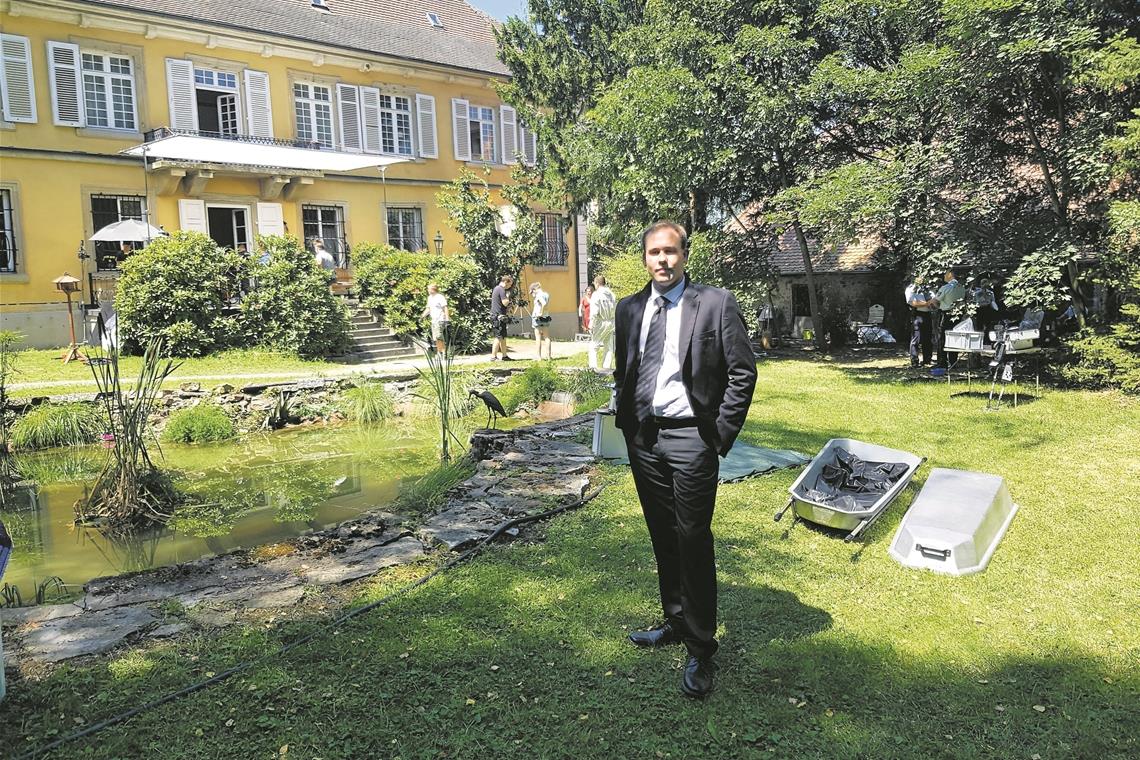 Bestatter im wahren Leben – und im Film Matthias Gruber spielt in der Folge „Hexentanz“ einen Bestattungshelfer. Auch im wahren Leben geht der 24-Jährige diesem Beruf nach. Foto: privat