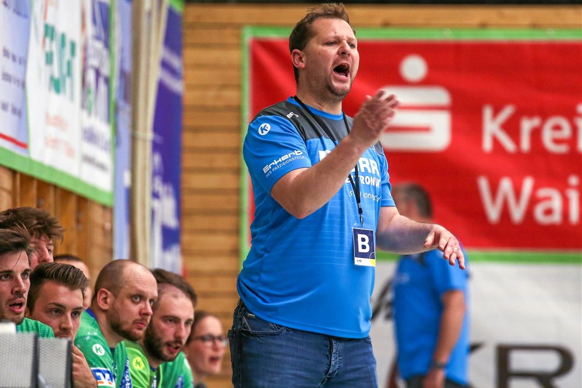„Wir sind ein eingeschworener Haufen“ Matthias Heineke findet offensichtlich die perfekten Worte. Der HCOB-Coach hat nicht nur die Prüfung zur Trainer-A-Lizenz bewältigt. Mit seinem Team hat der 39-Jährige fast zeitgleich im Aufstiegskampf zur zweiten Liga auch noch souverän die Zwischenrunde erreicht. Foto: A. Becher