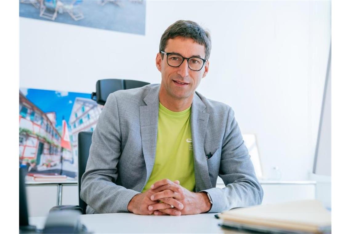 Es ist amtlich: SPD-Mann Klopfer ist neuer OB von Esslingen Matthias Klopfer (SPD) sitzt in einem Büro. Foto: Thomas Niedermüller/dpa/Archivbild
