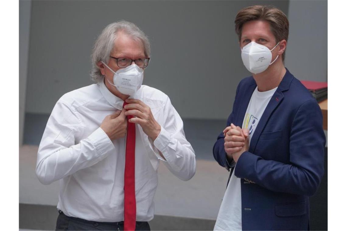 Matthias Kollatz (l, SPD), Finanzsenator, und Daniel Wesener (Bündnis90/Die Grünen) unterhalten sich vor der letzten Plenarsitzung vor der Wahl im Berliner Abgeordnetenhaus. Foto: Jörg Carstensen/dpa