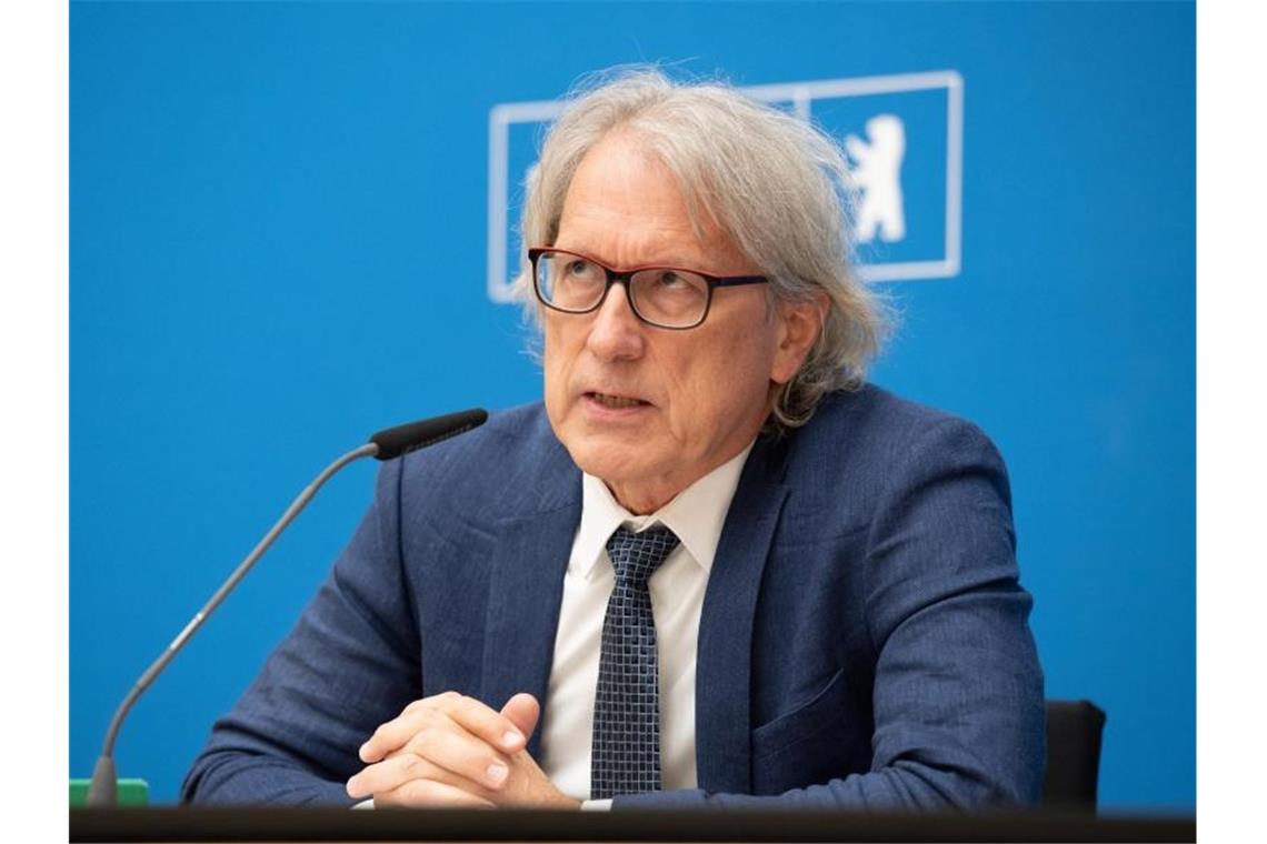 Berliner Senat entschuldigt sich für Probleme bei Wahlen Matthias Kollatz (SPD), Finanzsenator von Berlin, spricht nach der Sitzung des Senats zu Journalisten. Foto: Paul Zinken/dpa