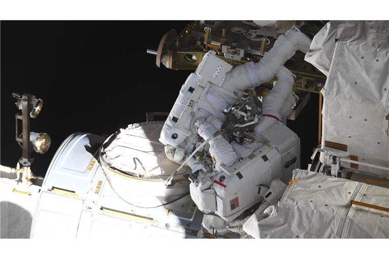Matthias Maurer (oben), deutscher ESA-Astronaut, und Raja Chari, US-amerikanischer NASA-Astronaut, arbeiteten 2022 während eines Außeneinsatzes an der Raumstation ISS.  (Symbolbild)