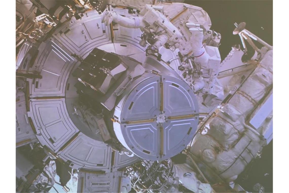 Schreck zum Schluss: Maurer absolviert ISS-Außeneinsatz Matthias Maurer und Raja Chari bei ihrem ISS-Außenbordeinsatz. Foto: Sven Hoppe/dpa