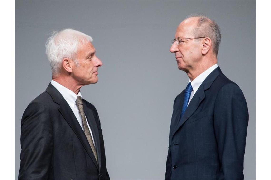 Matthias Müller (l), ehemaliger Vorstandsvorsitzender der Volkswagen AG, und Hans Dieter Pötsch, Vorsitzender des VW-Aufsichtsrates, stehen sich vor Beginn der Hauptversammlung der Volkswagen AG gegenüber. Foto: picture alliance / Silas Stein/dpa