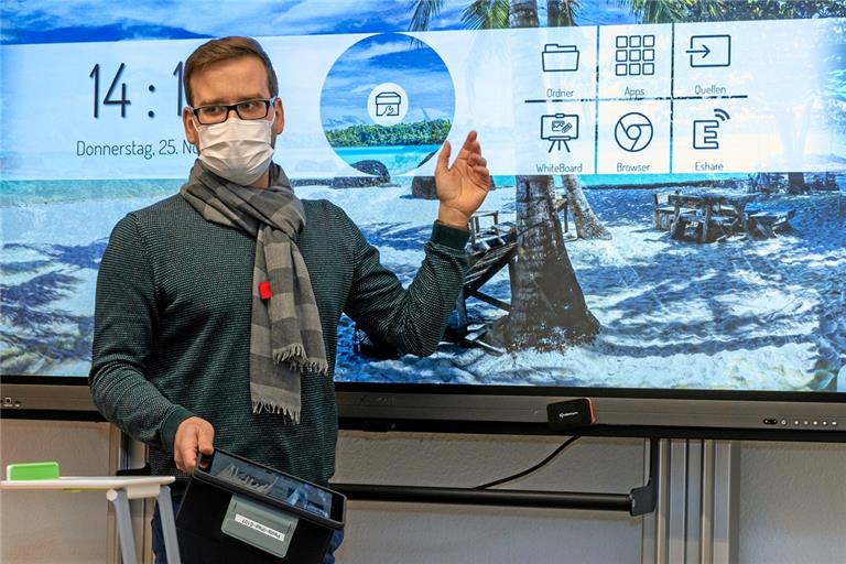 Matthias Schupp erläutert die Funktionen einer der drei neu angeschafften digitalen Tafeln in der Pestalozzischule. Foto: A. Becher