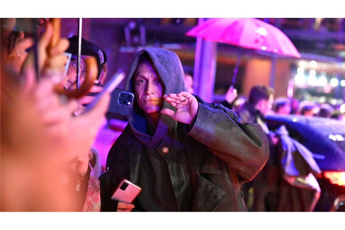 Matthias Schweighöfer auf dem roten Teppich - mit Fans und Regenschirmen.