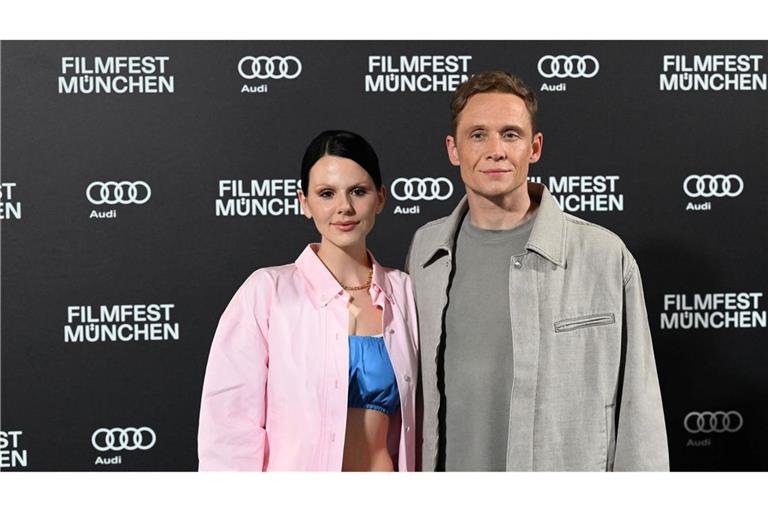 Matthias Schweighöfer und Ruby O. Fee vertreiben sich gern auch mal die Zeit zu Hause. (Archivfoto)
