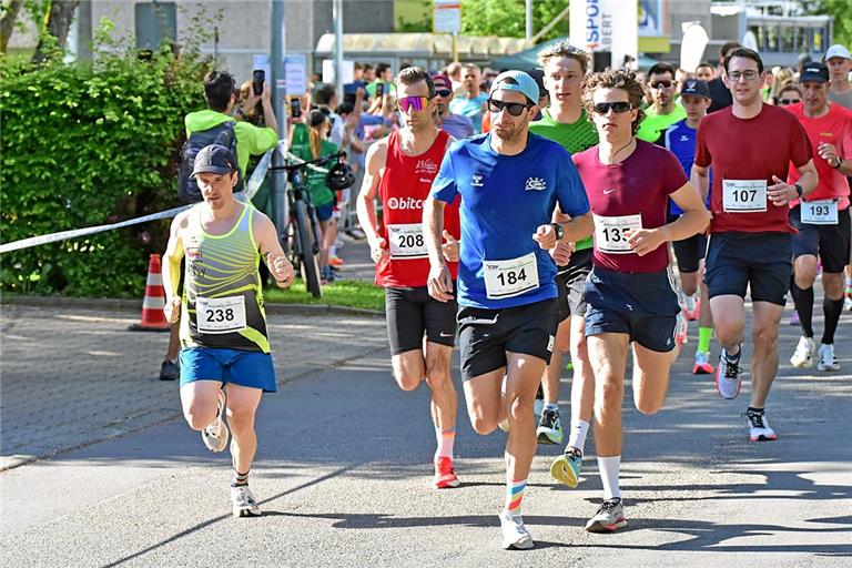 Matthias Weber (links) legt von Beginn an mächtig los. Der Fichtenberger kommt über 10 Kilometer am Ende auch als Erster im Ziel an.