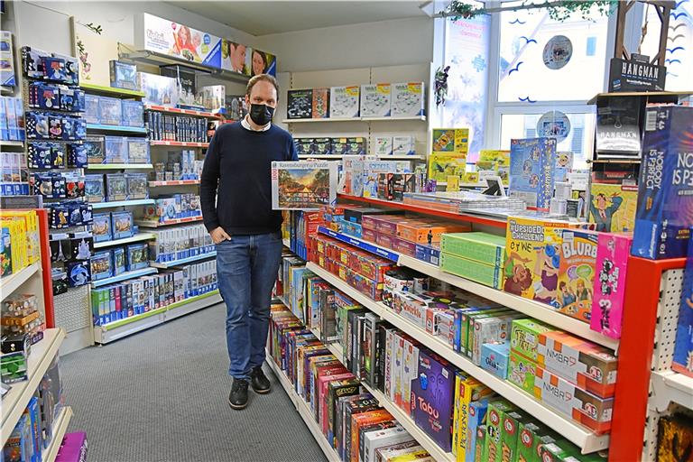 Matthias Wiedmann präsentiert in seiner Filiale einen Artikel, welcher derzeit auch zu Weihnachten sehr gut angenommen wird: ein Puzzle. Foto: T. Sellmaier