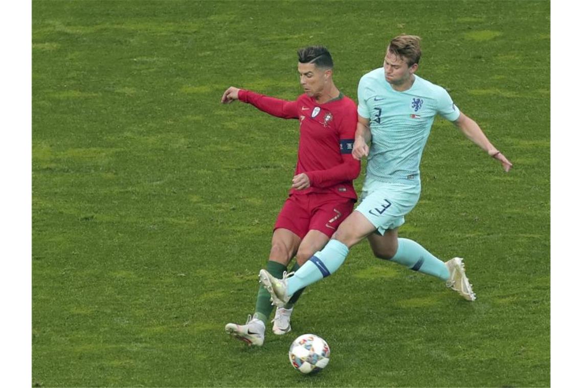 Matthijs de Ligt (r) im Finale der Nations League im Zweikampf mit Cristiano Ronaldo. Foto: Luis Vieira/AP