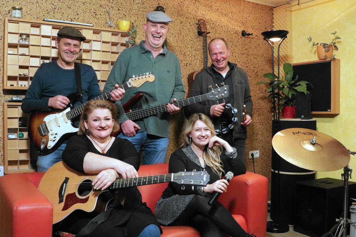 Matze Hesser, Rebecca Hart, Thomas Weber, Jule Schüler und Hanse Höhn (von links) sind die Nodding Heads.  Foto: Nodding Heads 