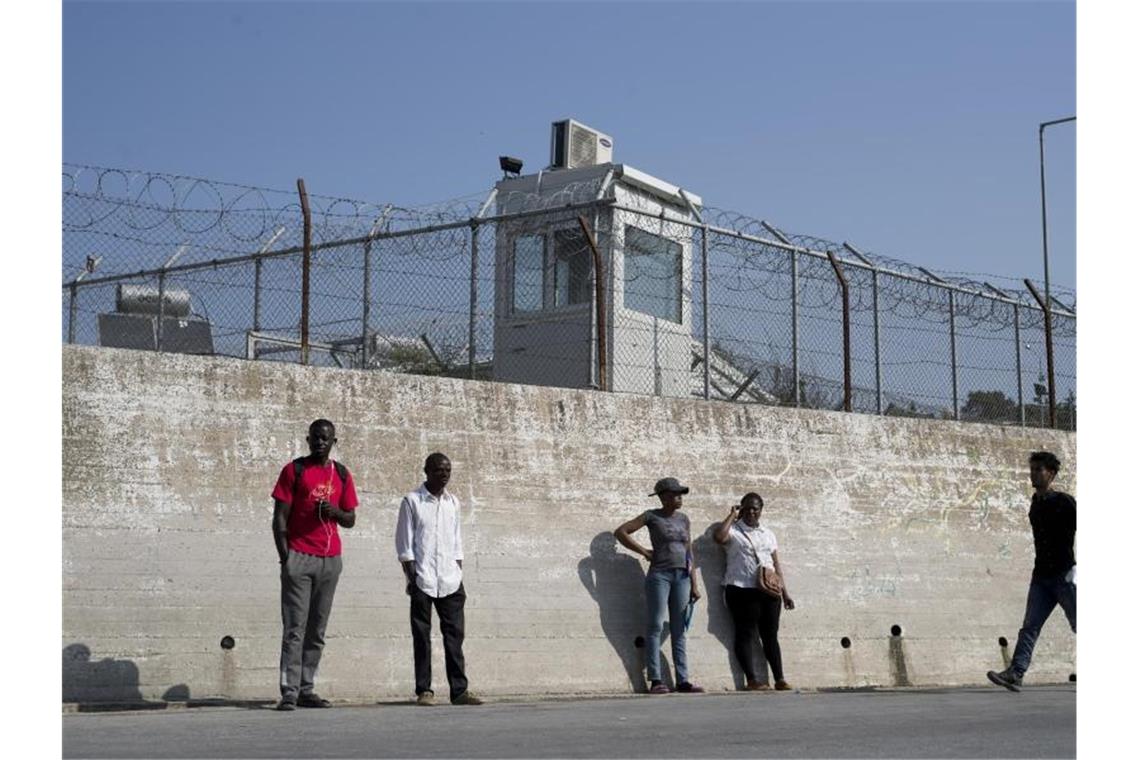 Hunderte Migranten erreichen Griechenland Mauer des Flüchtlingslagers Moria auf der griechischen Insel Lesbos. Foto: Petros Giannakouris/AP