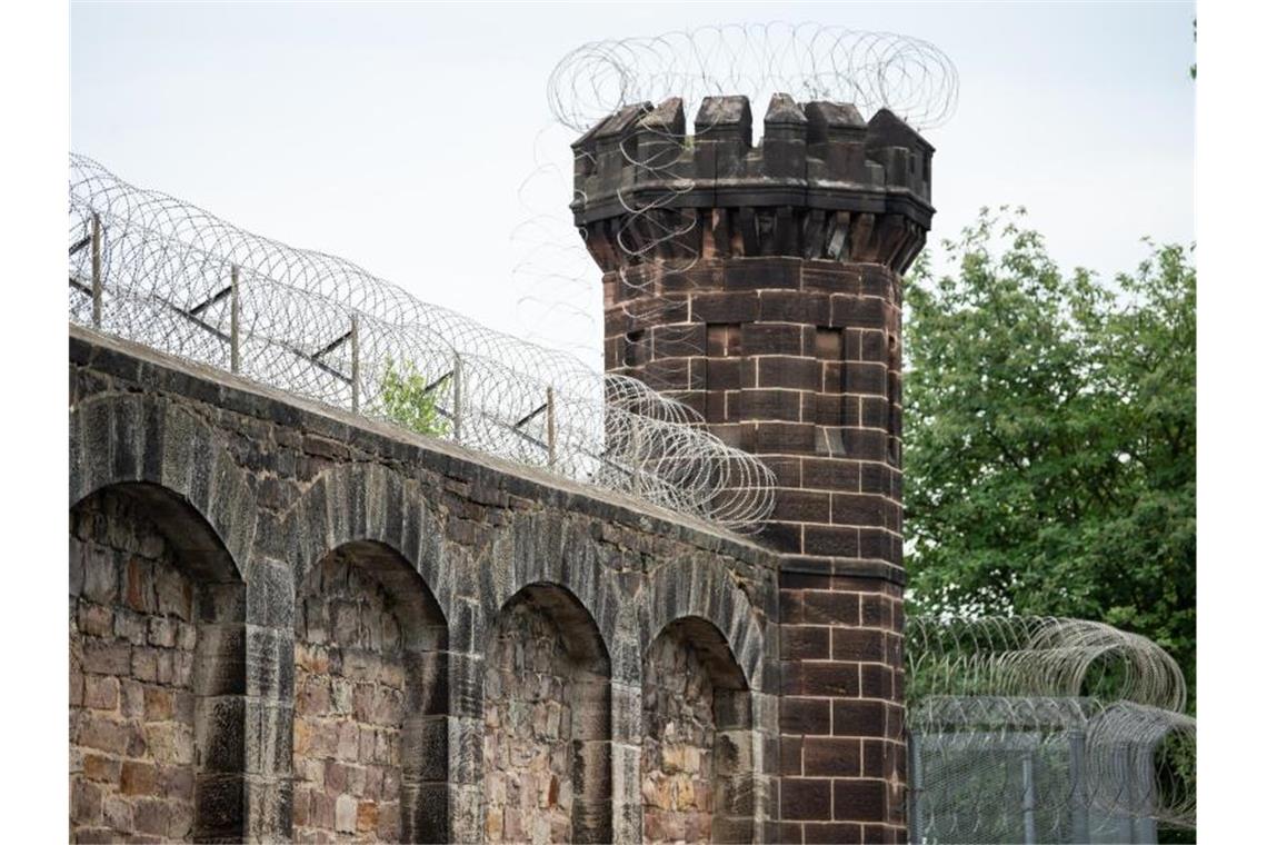 Mauern mit Stacheldraht umschließen die Justizvollzugsanstalt Kassel I. Im Fall des erschossenen Kasseler Regierungspräsidenten Walter Lübcke haben Spezialeinheiten der hessischen Polizei in Kassel einen Mann festgenommen. Foto: Swen Pförtner