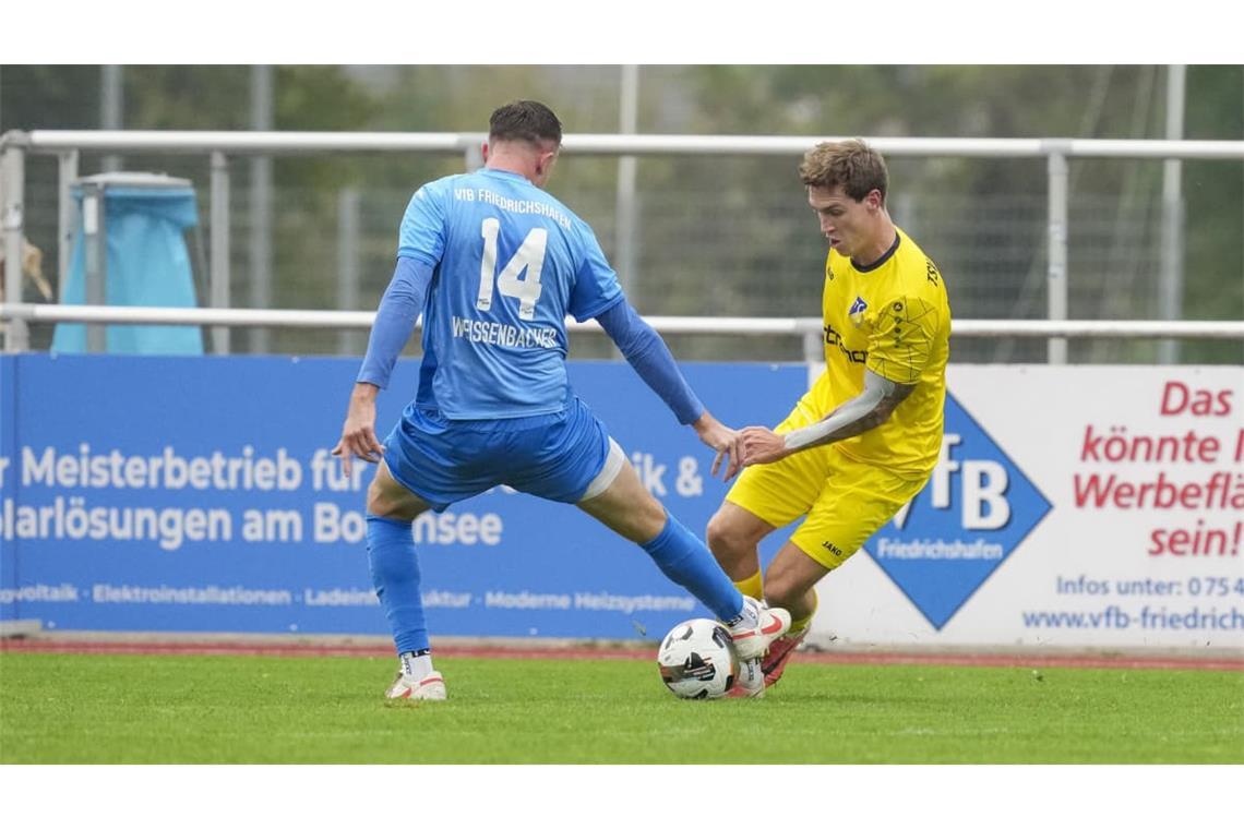 Maurice Dreher (re.) und der TSV Ehningen nahmen beim VfB Friedrichshafen einen Punkt mit.