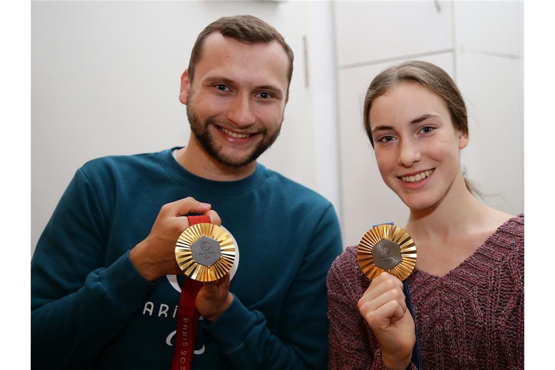 Talk mit Leo Neugebauer und Alina Kenzel – Olympia-Stars hautnah erleben Maurice Schmidt und Darja Varfolomeev hatten ihre Goldmedaillen mitgebracht.