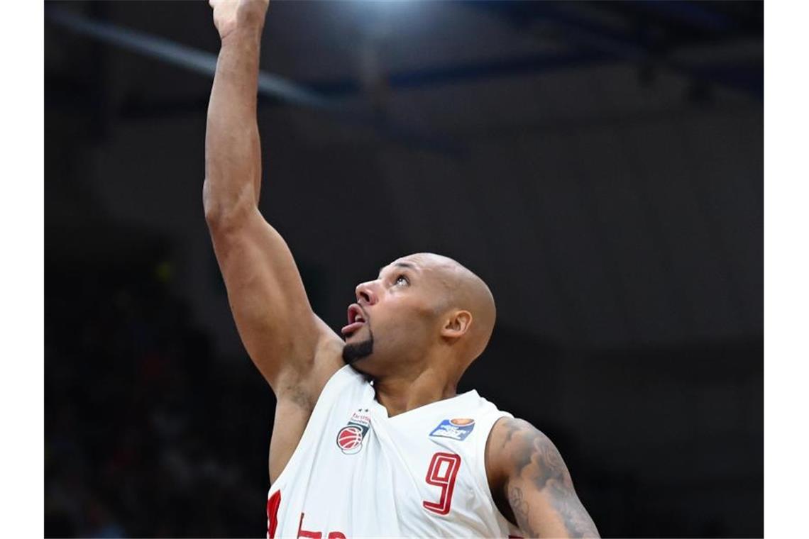 Maurice Stuckey, hier noch im Diensten für Bamberg, spielt den Ball. Foto: Nicolas Armer/dpa