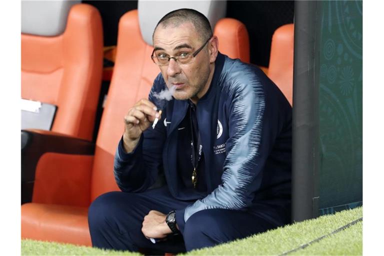 Maurizio Sarri raucht seine Zigaretten zukünftig auf der Juventus-Bank. Foto: Darko Bandic/AP