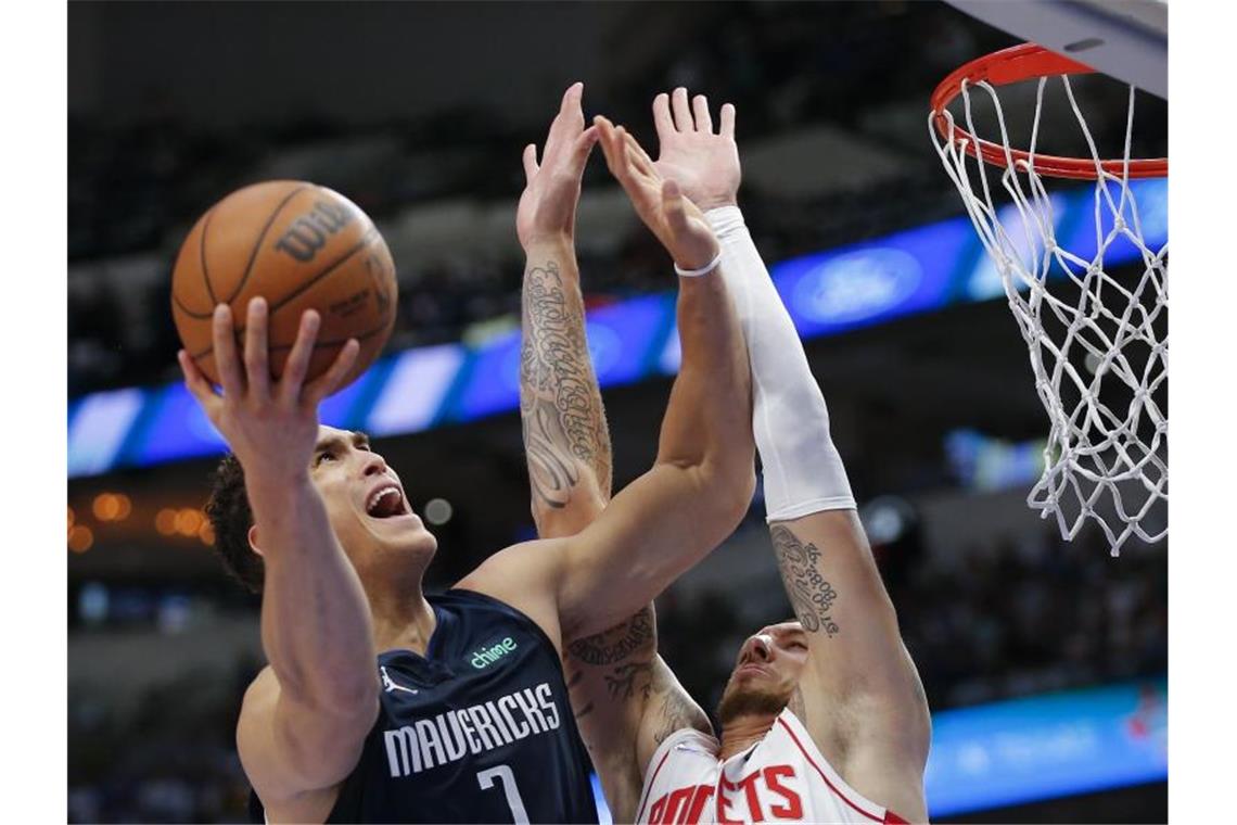 Kleber gewinnt deutsches NBA-Duell gegen Theis Mavericks-Forward Dwight Powell (l) zieht gegen Daniel Theis zum Korb. Foto: Brandon Wade/AP/dpa