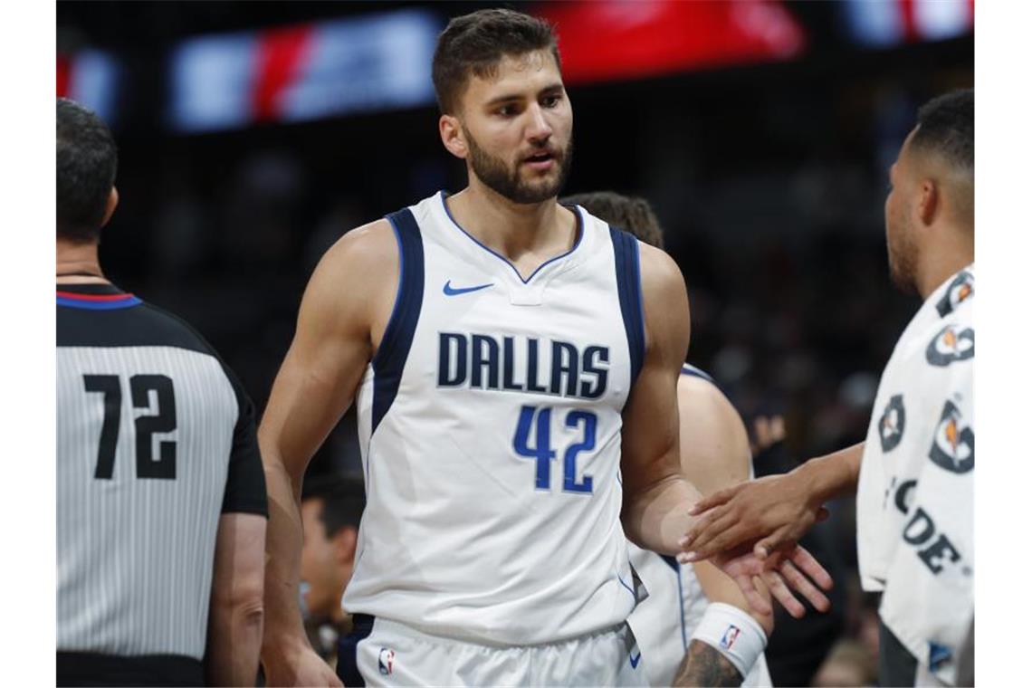 Deutsche NBA-Basketballer empört nach Polizeigewalt Mavericks-Profi Maxi Kleber äußerte sich klar gegen Rassismus. Foto: David Zalubowski/AP/dpa