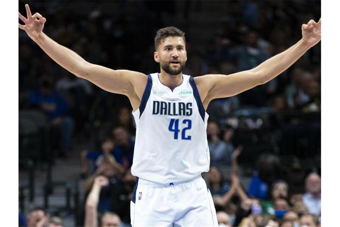 Kleber stark beim Sieg der Mavericks in der NBA Mavericks-Profi Maxi Kleber jubelt nach einem erfolgreichen Drei-Punkte-Wurf. Foto: Sam Hodde/FR171607 AP/dpa