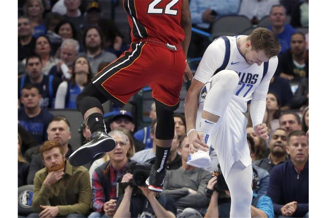 Mavericks-Starspieler Luka Doncic (r) verletzte sich am Sprunggelenk. Foto: Michael Ainsworth/FR171389 AP/dpa