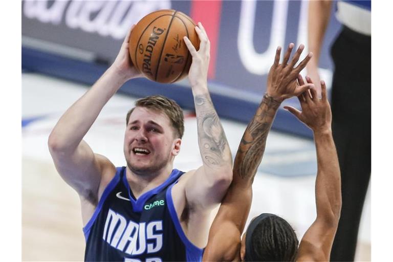 Mavs-Starspieler Luka Doncic (l) kam beim 115:104 zum 33. Mal in seiner Karriere auf ein Triple Double. Foto: Brandon Wade/AP/dpa