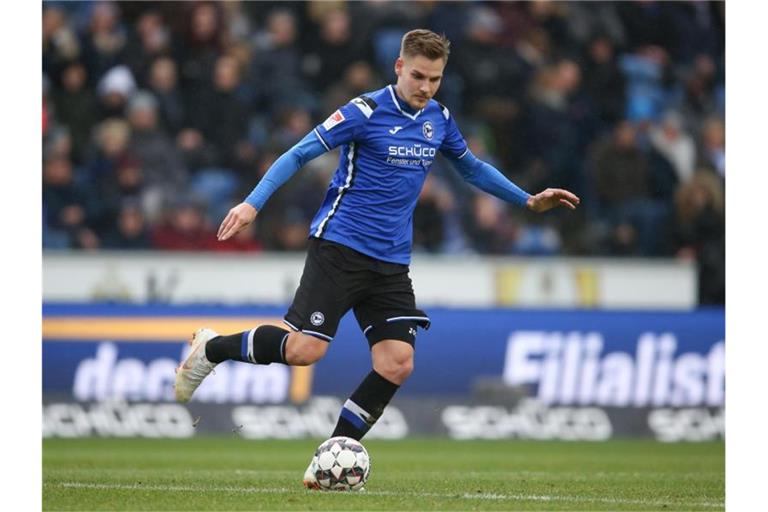 Max Christiansen, ehemalig bei Arminia Bielefeld, führt den Ball. Foto: Friso Gentsch