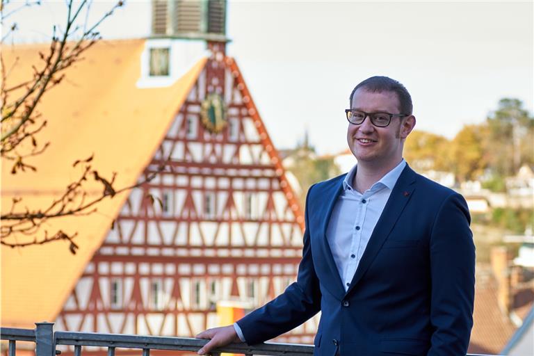Max Friedrich vor dem Backnanger Rathaus, in das er als Oberbürgermeister einziehen möchte.Foto: M. Friedrich