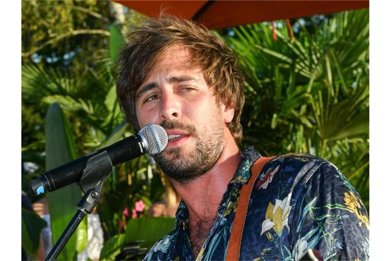Max Giesinger tritt auf dem Sommerfest von BILD hilft e.V. "Ein Herz für Kinder" auf. Foto: Jens Kalaene/Archivbild