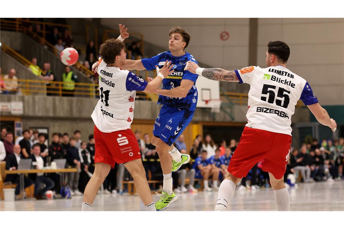 Max Häfner wirft, Bennet Strobel (li.) und Csaba Leimeter versuchen den TVB-Rückraumspieler zu stoppen.